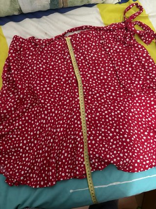 Falda pantalón corta estampada y de vuelo