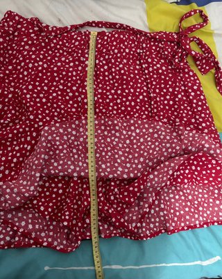 Falda pantalón corta estampada y de vuelo