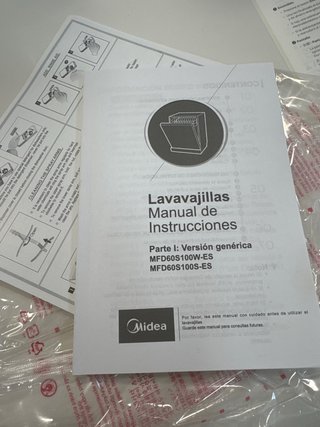 Lavavajillas con bandejas con algo de óxido