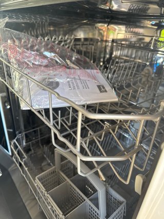 Lavavajillas con bandejas con algo de óxido