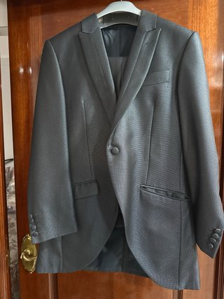 Traje de novio gris clásico nuevo