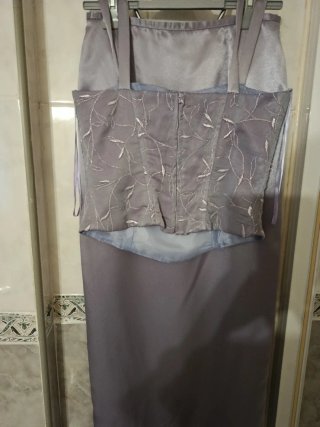 Conjunto falda larga y corpiño malva,