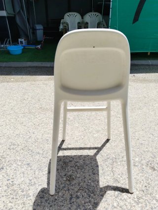 Silla alta blanca de plástico
