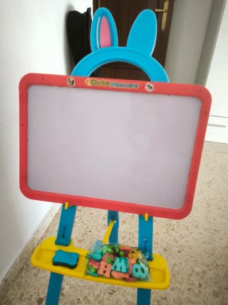 Pizarra infantil con letras magnéticas