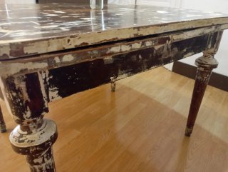 Mesa antigua de madera maciza, extensible.