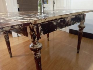 Mesa antigua de madera maciza, extensible.