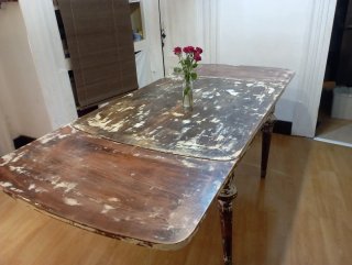 Mesa antigua de madera maciza, extensible.