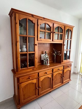 Aparador de salón de madera con vitrina