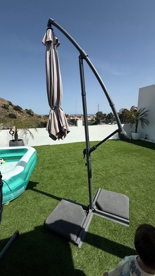 Pérgola de jardín beige y gris