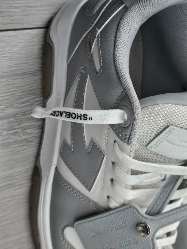 Zapatillas Off-White grises y blancas