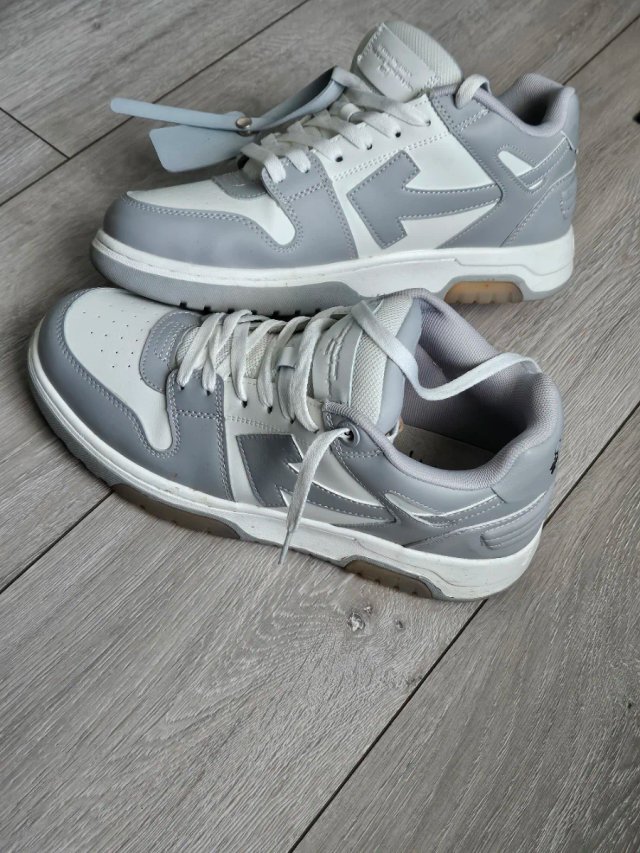 Zapatillas Off-White grises y blancas