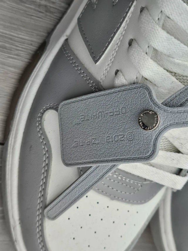 Zapatillas Off-White grises y blancas
