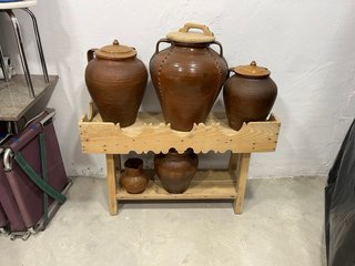 Objetos de madera antiguos de labranza