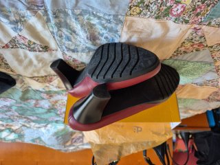 Zapatos de piel rojos con tacón.