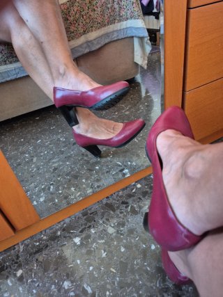 Zapatos de piel rojos con tacón.
