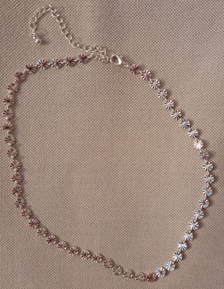 Collana con fiorellini color argento