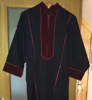 Abaya hombre negra con detalles rojos