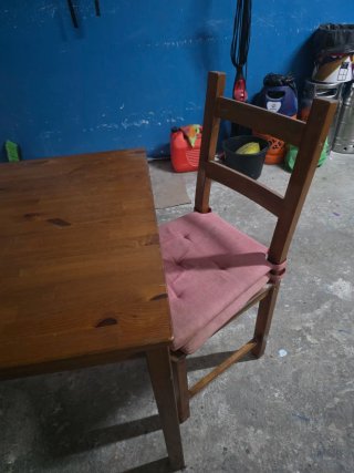 Mesa y 2 Sillas de Madera