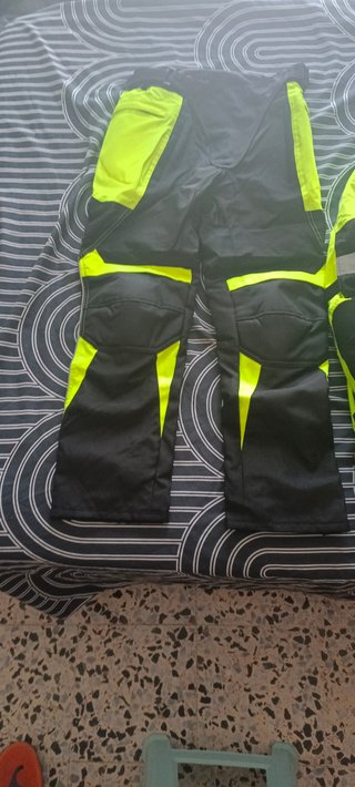Traje de moto negro y amarillo