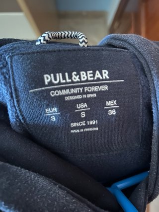 Sudadera Pull&Bear Negra con Logo Rojo