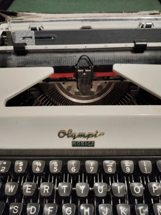 Maquina de escribir con maletín antiguo