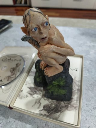 Libro y figura de Gollum