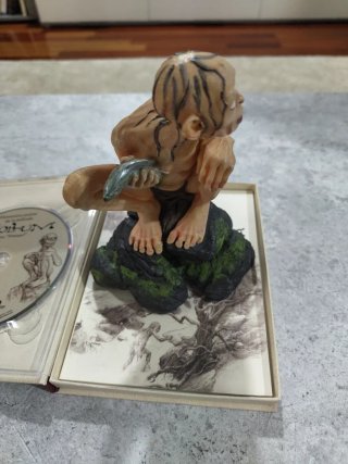 Libro y figura de Gollum