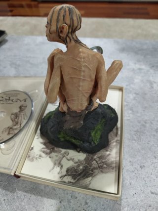 Libro y figura de Gollum