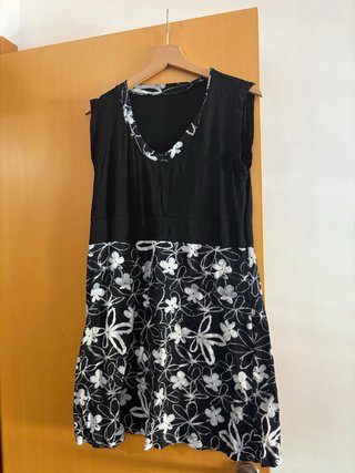 Vestido negro con estampado floral blanco