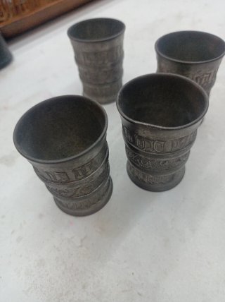 Juego de 4 vasos de metal antiguos