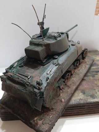 Modellino Sherman Italiano 1:35 con basetta