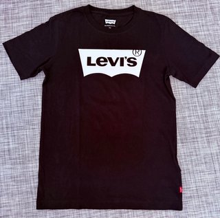 Conjunto camiseta Levi's y pantalón El Corte Ingle