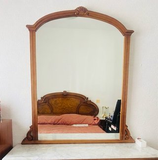 Espejo de madera con marco tallado