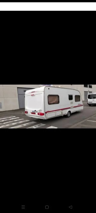 Esta caravana está equipada con un asiento estánda