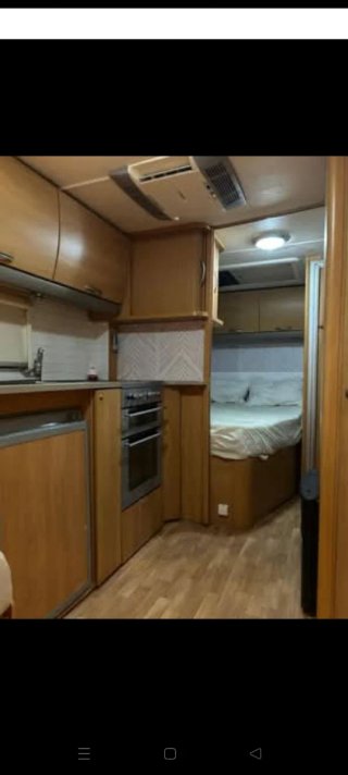 Esta caravana está equipada con un asiento estánda