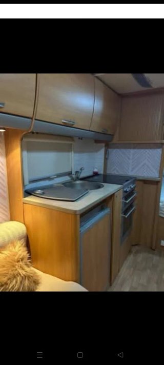 Esta caravana está equipada con un asiento estánda