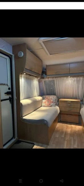 Esta caravana está equipada con un asiento estánda