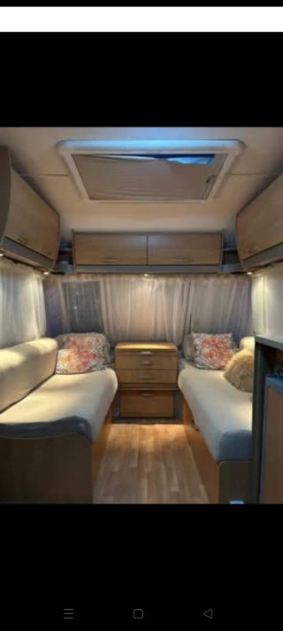 Esta caravana está equipada con un asiento estánda