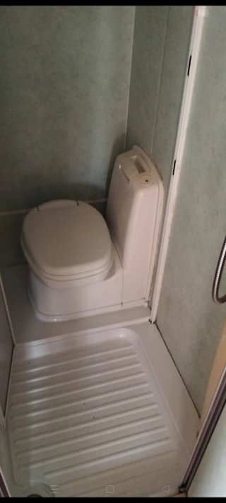 Esta caravana está equipada con un asiento estánda