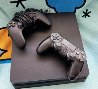PS4 (PlayStation 4) con 2 mandos y juegos