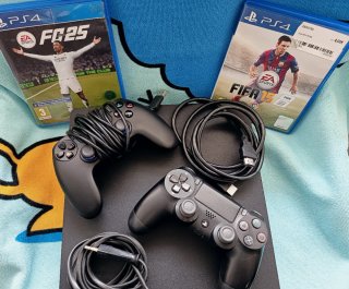 PS4 (PlayStation 4) con 2 mandos y juegos