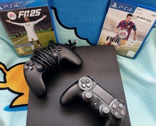 PS4 (PlayStation 4) con 2 mandos y juegos