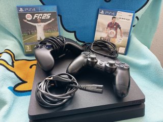 PS4 (PlayStation 4) con 2 mandos y juegos