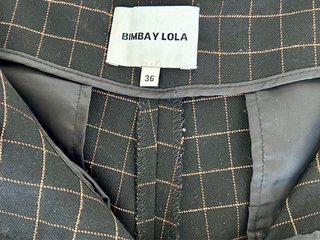 Pantalones con estampado cuadros con fondo negro