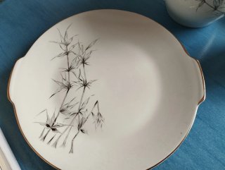 Vajilla de porcelana con detalles dorados