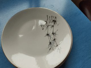 Vajilla de porcelana con detalles dorados