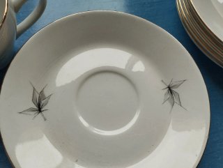 Vajilla de porcelana con detalles dorados