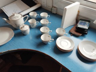 Vajilla de porcelana con detalles dorados