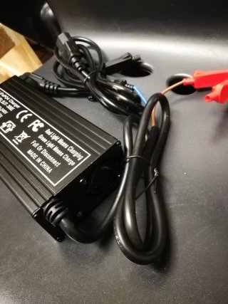 Cargador bateria litio LiFePO4 SJT-300E 14.6V 20A