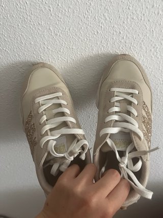 Zapatillas Beige y Doradas con Brillo